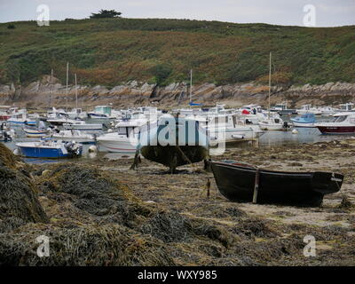 Bateaux en bois, großen barques en bois, bateau de peche a l'ancienne, bateau échoué eine marrée Basse dans le Sable, Port du Conquet, Port Stockfoto