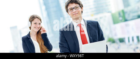 Panoramablick auf Business Junior Führer mit hübschen Blondine operator auf Hintergrund Stockfoto