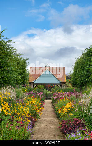 Farbenfrohe Sommer Blumenbeete im Aston Pottery. Aston, Bampton, Oxfordshire, England Stockfoto