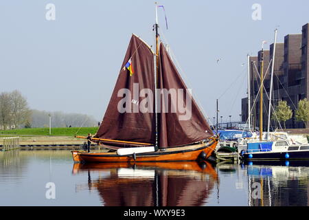 Almere, Niederlande - 29. März 2019: Traditionelle hölzerne Visser Schiff im Hafen von Almere Haven. Stockfoto