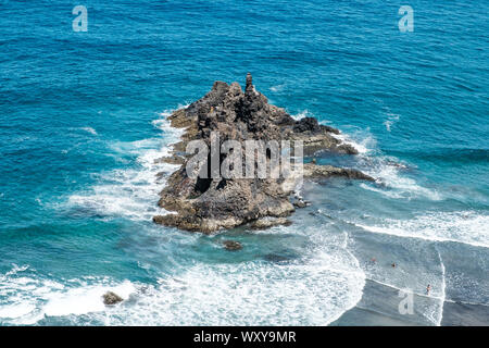 Black Rock in Wellen in der Nähe von Strand, Antenne Stockfoto