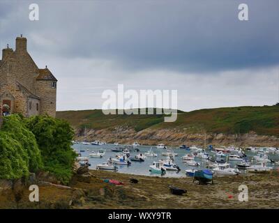 Le Fond du Port du Conquet a Marée Basse, avec ses Bateaux de Plaisance et une Maison fortifie surplombant Le Port Stockfoto