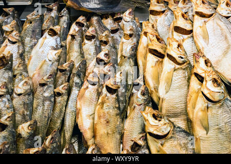 Nahaufnahme der verschiedenen Arten von getrockneten Fisch, Bier snack Konzept Stockfoto