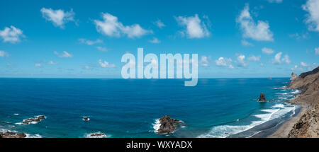 Meer, Küste und Strand - seascape Panorama vom hohen Aussichtspunkt Stockfoto