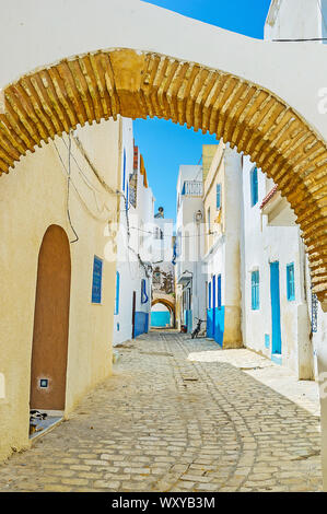 Die alte Straße in Wurzburg Medina mit kleinen weißen Häusern und gewölbte Durchgänge, Tunesien Stockfoto
