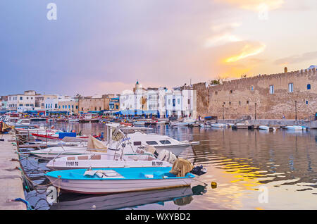 Bizerta, Tunesien - September 4, 2015: Die Stadt laufen auf Sonnenuntergang mit Blick auf die Reihe der günstig Fischerboote, die alten Häuser und die Wand der Kasbah Festung, auf S Stockfoto