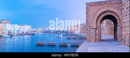 Spaziergang durch das mittelalterliche Tor der Festung Kasbah und der alte Hafen auf blaue Stunde, Bizerta, Tunesien Stockfoto