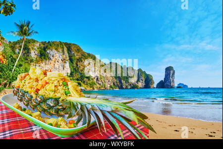 Genießen Sie leckere Thai Ananas gebratener Reis mit Nüssen und Gemüse in Cafe auf Ao Nang, Krabi, Thailand Stockfoto