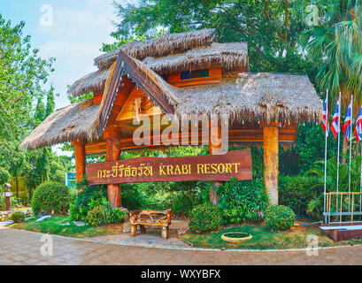 AO NANG, Thailand - 25 april 2019: Der malerischen Holz willkommen Vorstand Krabi Resort, umgeben von einem üppigen tropischen Garten umgeben von Grün, am 25. April in Ao Na Stockfoto