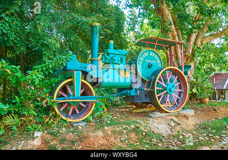 AO NANG, THAILAND - 25 April 2019: Die bunten vintage Lokomotive mit Willkommen Vorstand Krabi Resort, im üppigen Grün der Park, am 25. April Stockfoto