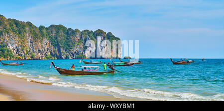 AO NANG, Thailand - 25 april 2019: Panorama der malerischen Küste von Resort mit vielen touristischen Longtail Boote, am 25. April in Ao Nang Stockfoto