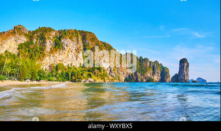 Panorama der Berge Küste mit Ao Nang Tower Rock, mit Grün bedeckt und von Gewässern der Tonsai Bay von Andaman Meer, Krabi, Thailand gewaschen Stockfoto