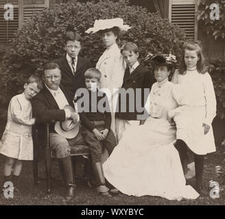 Us-Präsident Theodore Roosevelt und Frau Edith durch ihre Kinder umgeben, full-length Portrait, Fotografie von Pach Bros., 1903 Stockfoto