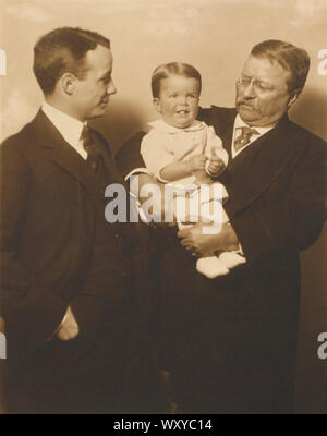 Theodore Roosevelt Holding Enkel Cornelius als Theodore Roosevelt, Jr., schaut, Foto von Walter Scott Shinn, 1916 Stockfoto