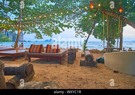 AO NANG, Thailand - 25 april 2019: Der Lounge Cafe auf der Andaman Küste ist der beste Ort, um den Abend zu verbringen, am 25. April in Ao Nang Stockfoto