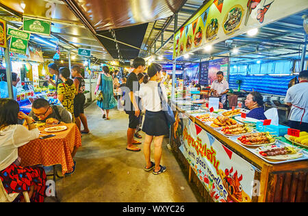 AO NANG, THAILAND - 25 April 2019: Die Gasse der Nahrung Teil der Nacht Markt mit Ständen, mit leckeren Gerichten, Snacks, Straße Nahrungsmittel und cool Stockfoto