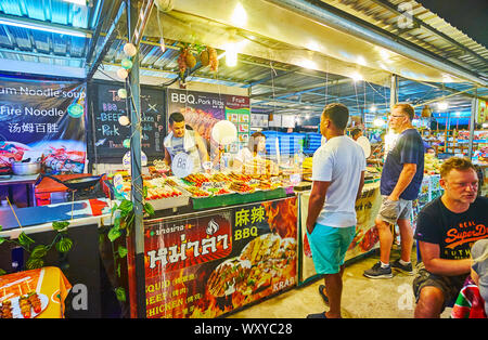 AO NANG, Thailand - 25 april 2019: Der Food Court der Nachtmarkt, beliebt bei den Touristen, Reisende, Resort, am 25. April in Ao Nang Stockfoto