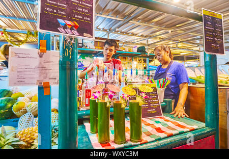 AO NANG, THAILAND - 25 April 2019: Die Nacht Markt lockt Touristen mit interessanten Alkohol Cocktails, in Bambus Gläser serviert mit kleinen Stockfoto