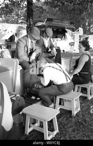 September 2019 - Schuhputzmaschine/-service der Jungen an der Goodwood Revival Meeting Stockfoto