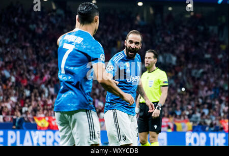 Madrid, Spanien. 18. September, 2019. Gonzalo Higuain (Juventus FC) feiert das erste Tor seines Teams während des Fußballspiels der UEFA Champions League zwischen Atletico de Madrid und Juventus FC am Wanda Metropolitano Stadium am September 18, 2019 in Madrid, Spanien. Quelle: David Gato/Alamy leben Nachrichten Stockfoto