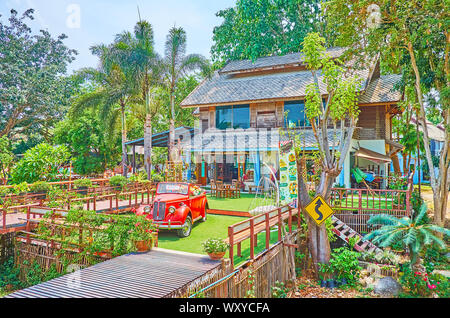 PAI, THAILAND - Mai 5, 2019: Die Landschaft Hotel - Restaurant, umgeben von üppigen tropischen Carden umgeben und in Pai Vorort, neben Memorial Bridge, Stockfoto
