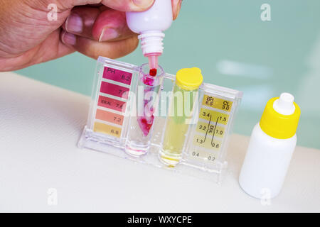 Set mit Ph Chlor und Brom testen. Close-up auf dem Test Zone für pH Stockfoto