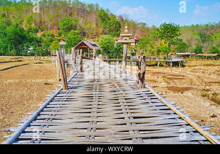 Spaziergang durch die Alte knarrende Boon Ko Ku So bamboo Brücke, unter der getrockneten Reisfelder in Pai Vorort, Thailand Stockfoto