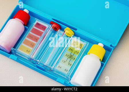 Set mit Ph Chlor und Brom Test für den Qualitätstest von Whirlpool und Pool Stockfoto