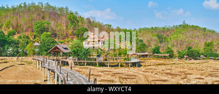 Panorama der Bergwelt von Pai Vorort mit getrockneten Reisfeld und alten Boon Ko Ku So bamboo Brücke, Thailand Stockfoto