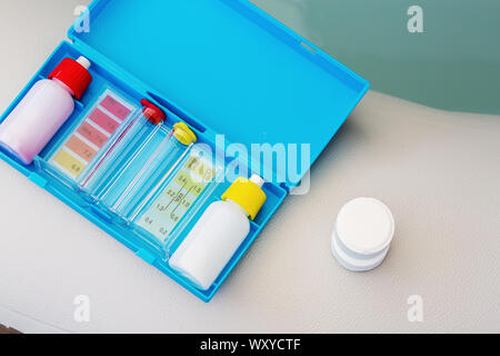 Set mit Ph Chlor und Brom Test für den Qualitätstest von Whirlpool und Pool Stockfoto