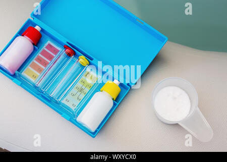 Set mit Ph Chlor und Brom Test für den Qualitätstest von Whirlpool und Pool Stockfoto