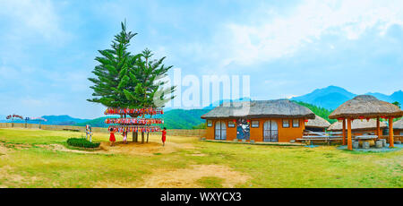 SANTICHON, THAILAND - Mai 5, 2019: Panorama von Yun Lai Aussichtspunkt mit Adobe chinesische Häuser, Pavillons und Norfolk Insel, umgeben von Kiefern, die Stockfoto