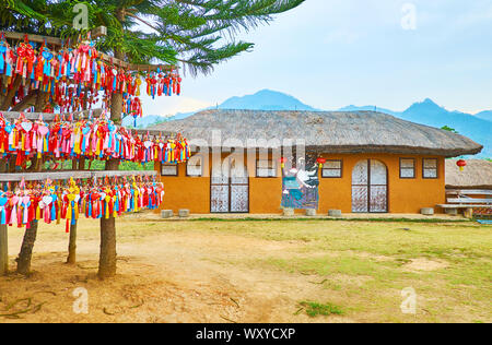 SANTICHON, THAILAND - Mai 5, 2019: Adobe Chinesische Haus an Yun Lai Aussichtspunkt, wo toutists der Shan Berge Landschaft und lassen Sie die bunten Sou Stockfoto