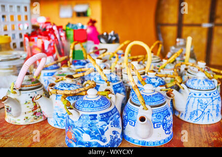Viele alte Chinesische Teekannen auf dem Zähler von Teehaus, mit Tee Weinprobe in Santichon chinesischen Yunnan tee Dorf, Thailand Stockfoto