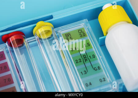 Set mit Ph Chlor und Brom testen. Close-up auf dem Test Zone für Chlor und Brom Stockfoto