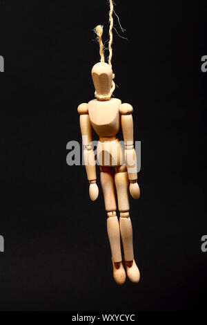 Konzeptionelle Bild einer Übungspuppe hängen von einer Schleife von Tauen Stockfoto