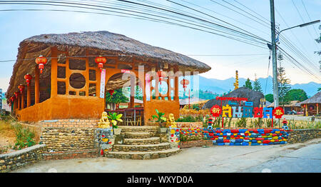 SANTICHON, THAILAND - Mai 5, 2019: Adobe Pavillon der traditionellen Restaurant in chinesischen kulturellen Zentrum der Bergtee Dorf, am 5. Mai in Santic Stockfoto