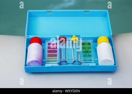 Set mit Ph Chlor und Brom Test für den Qualitätstest von Whirlpool und Pool Stockfoto