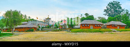 SANTICHON, THAILAND - Mai 5, 2019: Panorama der chinesischen Kulturzentrum mit Stein festungsartigen Gebäude und Traditionelle adobe Häuser vor der Stockfoto