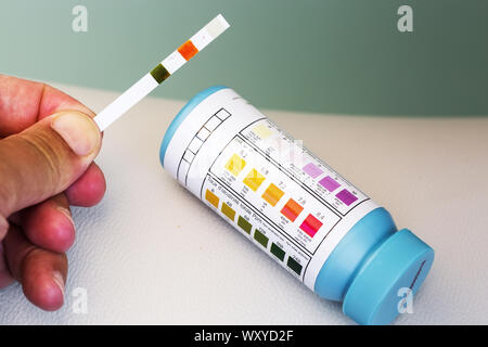 Whirlpool Whirlpool Wartung Test, Ph Chlor und Brom Ebenen Stockfoto