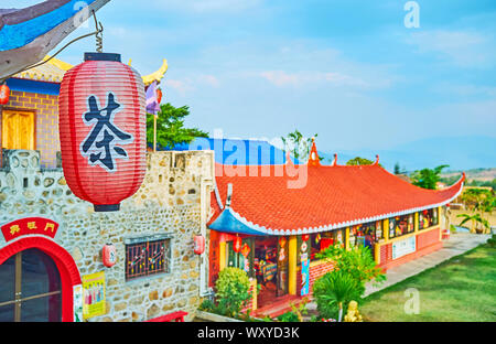 SANTICHON, THAILAND - Mai 5, 2019: Traditionelle Architektur der Chinesischen Yunnan kulturelle Dorf zieht Touristen an die steinerne Festung zu besuchen, Kaffee Haus Stockfoto