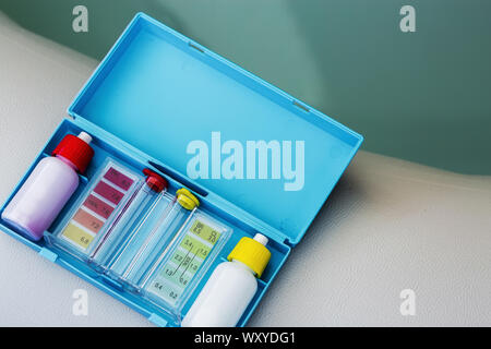 Set mit Ph Chlor und Brom Test für den Qualitätstest von Whirlpool und Pool Stockfoto