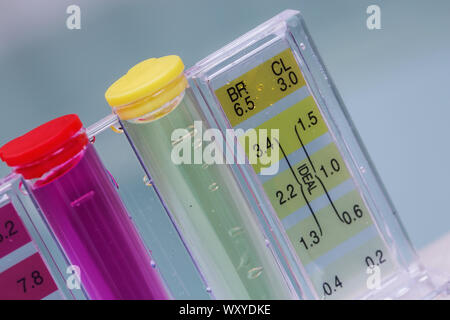 Set mit Ph Chlor und Brom testen. Close-up auf dem Test Zone für Chlor und Brom Stockfoto