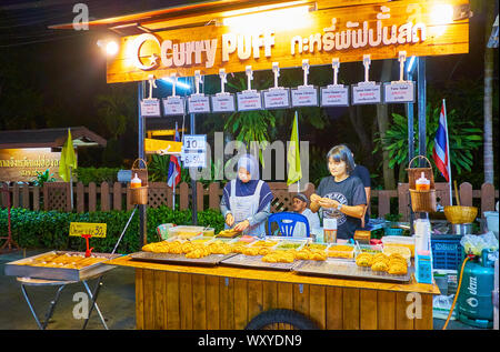 PAI, THAILAND - 5. Mai 2019: Besuch der Nachtmarkt in der Walking Street und den Prozess beobachten, der Kochkunst der traditionellen gebackene Torten und Puffs mit unterschiedlichen Stockfoto