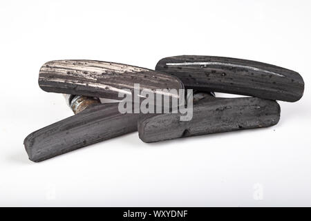 Abgenutzte Bremsbeläge Fahrrad. Altes Fahrrad Teile auf einer Werkbank abstellen. Hellen Hintergrund. Stockfoto