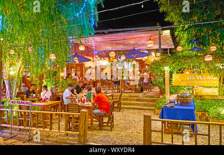 PAI, THAILAND - 5. Mai 2019: Die überfüllten Cafe mit großer Terrasse im Walking Street Night Market, der am 5. Mai in Pai Stockfoto