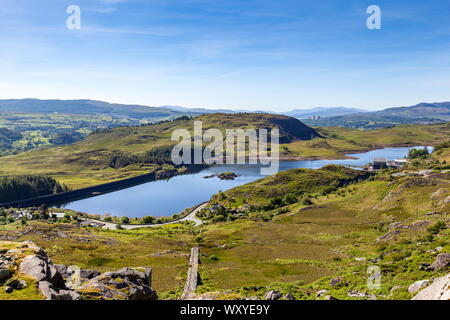 Tanygrisiau Reservoirs, dem unteren Behälter für die ffestiniog Wasserkraftwerk. Der jetzt stillgelegten Reaktoren des Kernkraftwerks Trawsfyndd Statio Stockfoto