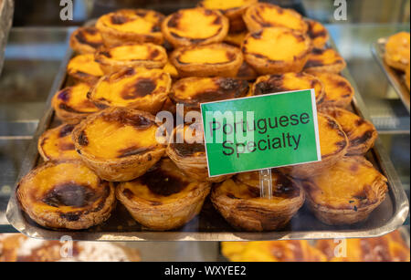 Portugiesische Spezialität von Pudding in Bäckerei in Porto Stockfoto