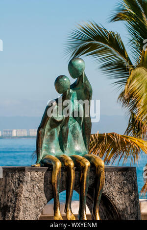 Nostalgie Skulptur auf dem Malecon Boardwalk, Puerto Vallarta, Jalisco, Mexiko. Stockfoto