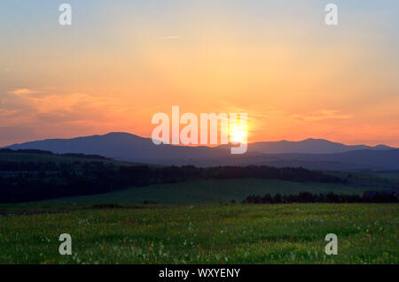 Sommer Sonnenuntergang über Zlatibor in Serbien Stockfoto